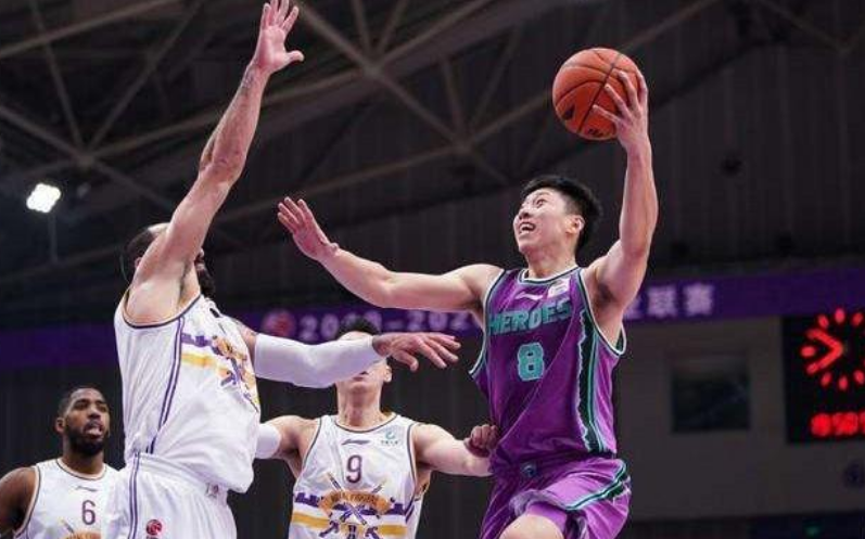 开云-包含岭南金雕队对阵渝州雷霆队，冰球大师赛险胜，内线统治篮板——黑马成最大惊喜的词条